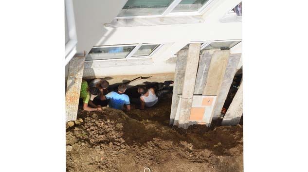 Toprak altında kalan iki işçi üç saat sonra kurtarıldı