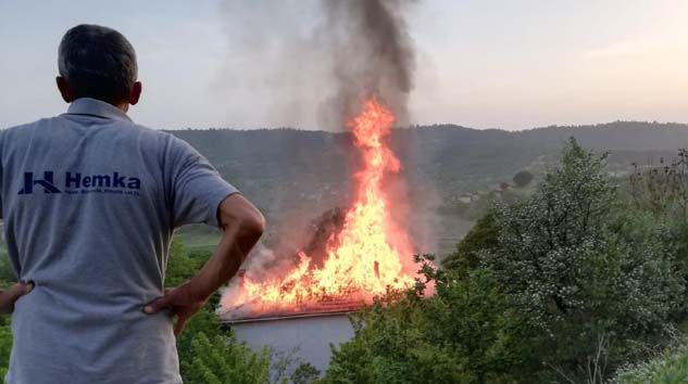 Gözleme yaparken evi yaktılar