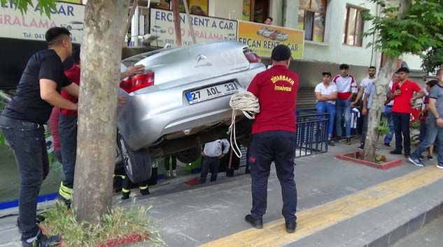 Hızını alamadı arabayla mağazaya girdi!