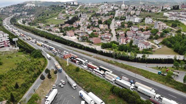 65 yaş üstü memleketlerine doğru yola çıkınca Kocaeli TEM kilitlendi