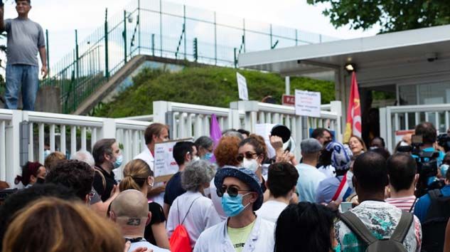 Fransa’da sağlık çalışanları kötü şartları protesto etti
