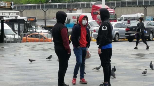 Yağışlı hava gençlerin sokağa çıkmasını engellemedi