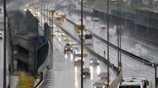 İstanbul’da yağmur trafiği olumsuz etkiledi