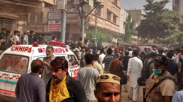 Pakistan’da 100’e yakın yolcu bulunan uçak yerleşim bölgesine düştü