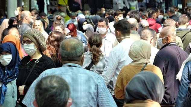 Yasak öncesi sokakta adım atacak yer kalmadı