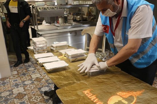 İnsan Vakfı’ndan Sıcak Yemek Dağıtımı