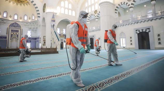 Camiler kısıtlama sonrası ilk namaza hazırlanıyor