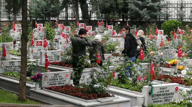 Şehit yakınları bayram öncesinde özel izinle şehitlikleri ziyaret etti