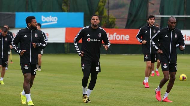 Beşiktaş sağanak yağmur altında çalıştı