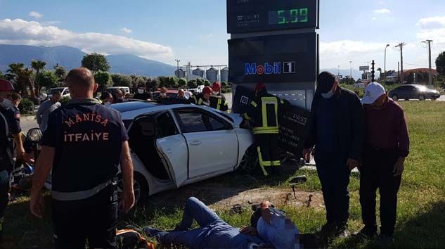 Otomobil benzin istasyonu tabelasına çarptı: 1 ölü, 2 yaralı