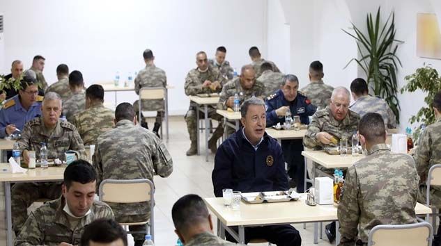 Bakan Akar ve komutanlar ramazanın son iftarını sınırdaki komandolarla yaptı