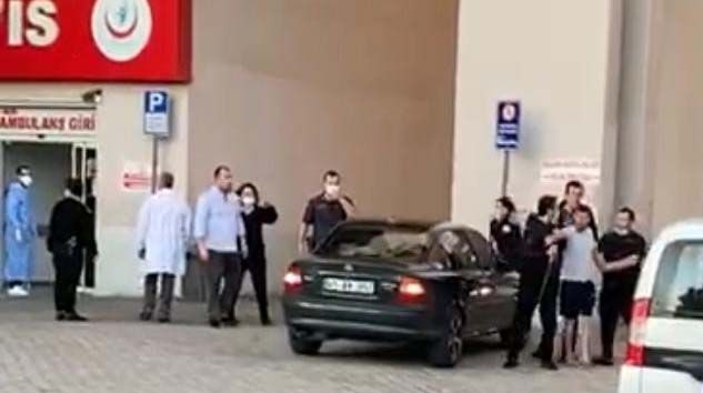 “Maske tak” uyarısı yapan güvenlik görevlisine testereyle saldırdı