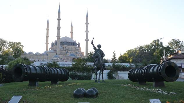 Bayramda boş kalan camilerin minarelerinden tekbir sesleri yükseldi