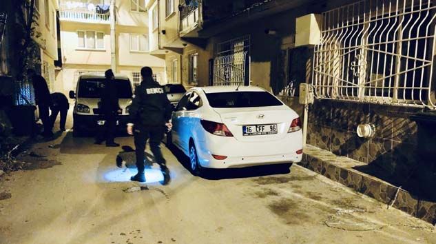 Bekçileri ezerek kaçmaya çalıştı, araçtan uyuşturucu ve para çıktı