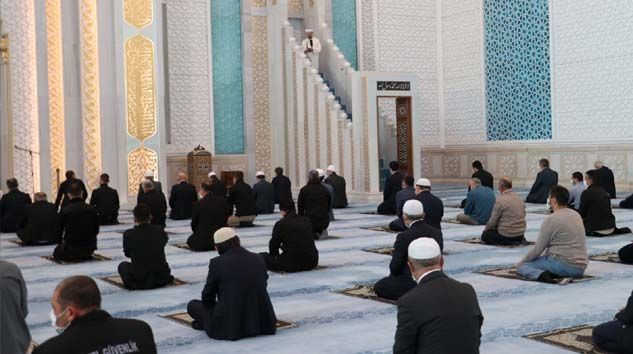 Başkentte bayram namazı sınırlı sayıda cemaatle kılındı