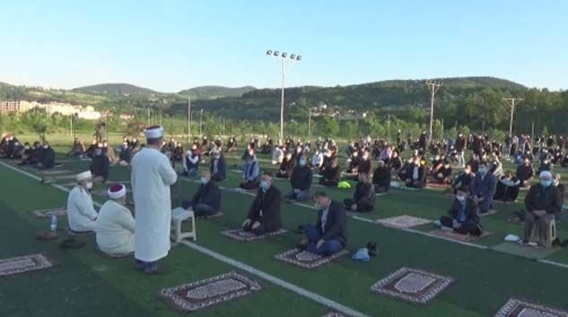 Bulgaristan’da bayram namazı açık alanlarda kılındı