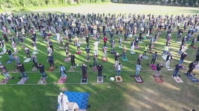 Almanya’da bayram namazı futbol sahasında kılındı