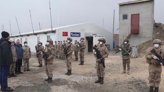 Bakan Soylu, üs bölgelerinde asker ve polislerle bayramlaştı