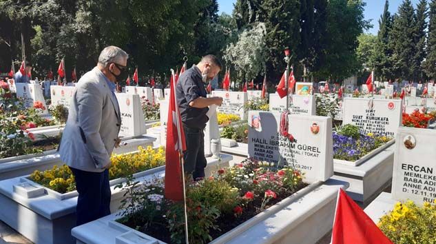 Şehitlikte buruk bayram