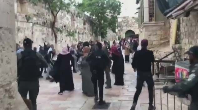 İsrail polisi Mescid-i Aksa çevresinde bayram namazını kılan Filistinlilere saldırdı