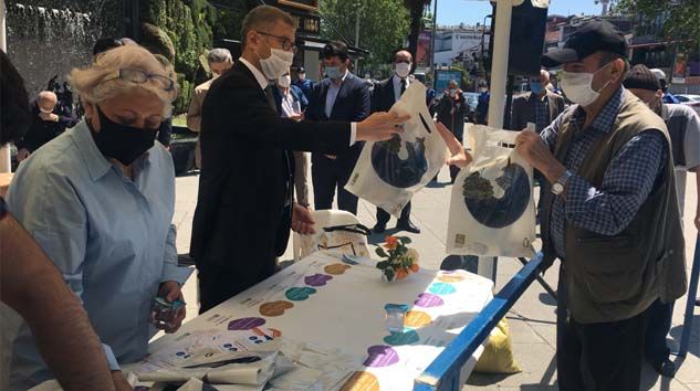 Üsküdar Belediyesi bayramın ilk gününde yaşlıları unutmadı