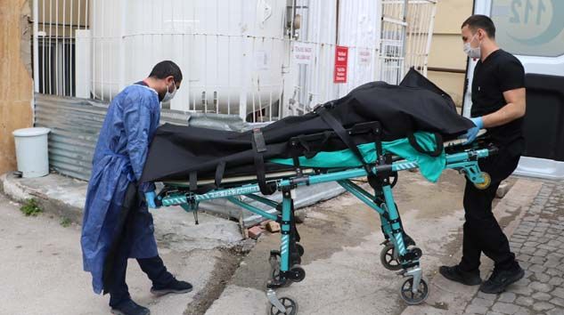 Tedavi için hastaneye götürüleceği sırada, yere düşüp öldü