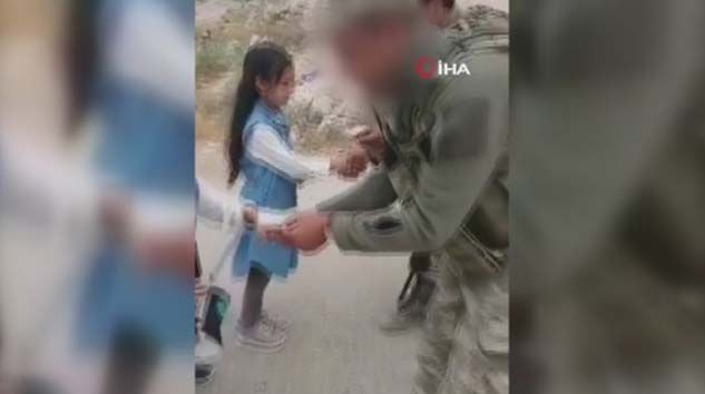 İdlib’de Türk askerleri çocuklara bayram harçlığı verdi