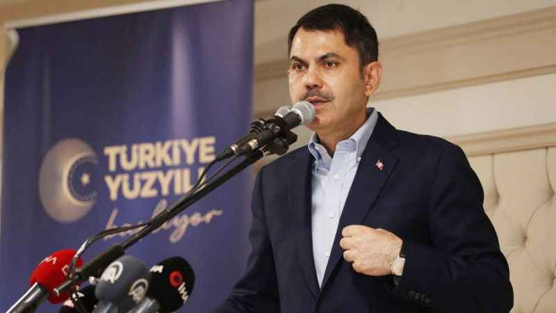 İBB ekipleri Murat Kurum’un afişlerini topladı