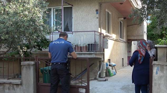 Emekli polis beylik tabancasını temizlerken kazara kendini vurdu