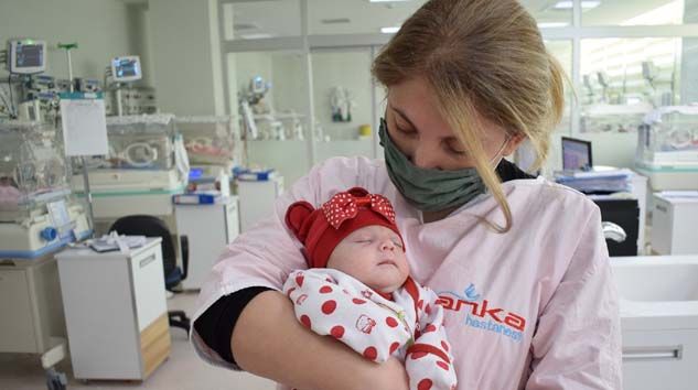 1 günlükken çöpte bulunan Duru bebek taburcu oldu