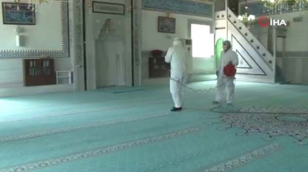 Camiler 29 Mayıs Cuma günü namaz için hazırlanıyor