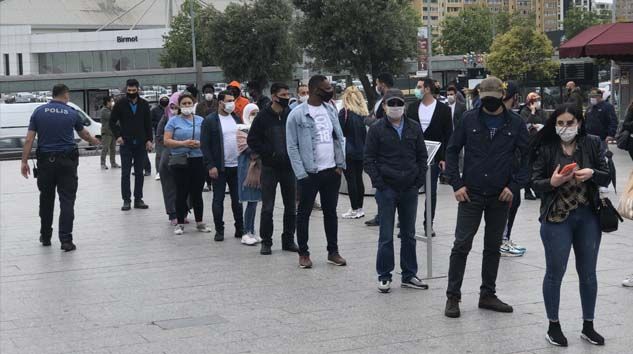 AVM’de alışveriş tutkusu ne yağmur dinledi ne de korona