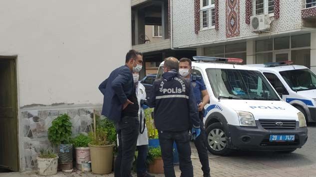 Evinde fenalaşan kadın hastaneye götürülürken öldü