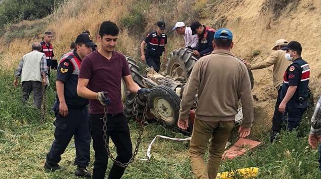 15 yaşındaki ağabeyin kullandığı traktör devrildi 4 yaşındaki kardeşi öldü