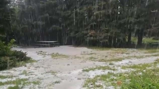 Uludağ’a mayıs ayında kar yağmaya devam ediyor