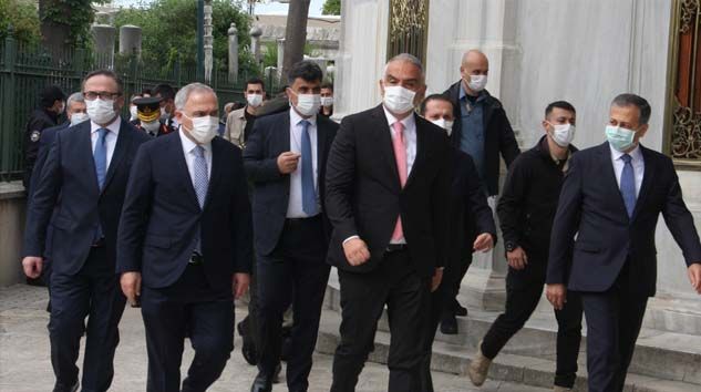 Bakan Ersoy, Fatih Sultan Mehmed Han’ın türbesini ziyaret etti