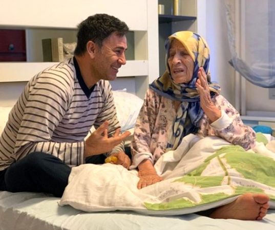 İzzet Yıldızhan’ın annesi tedavi gördüğü hastanede hayatını kaybetti