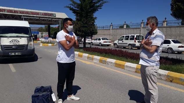 Bir ay gecikmeli terhis olan askerler evine döndü