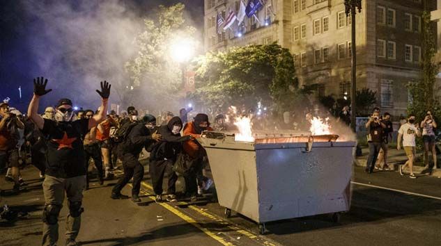 ABD’de devam eden protestolar kontrolden çıktı! 25 kentte sokağa çıkma yasağı