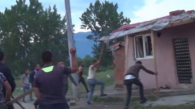 Polis memuru Erman Özcan’ı şehit edip iki kardeşi öldüren zanlının evi taşlandı