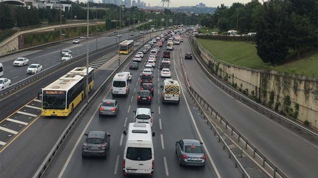Kısıtlama sonrası İstanbul’da trafik durma noktasına geldi