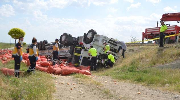 Şarampole yuvarlanan tırın şürücüsü Süleyman Sevim hayatını kaybetti