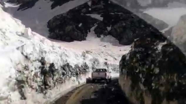 Haziran ayında Hakkari’de iki metreyi bulan kar yığınları temizleniyor