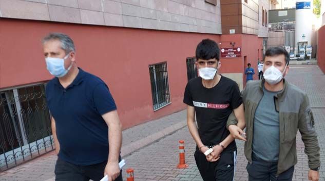 Kardeşlerini uyurken bıçakladı