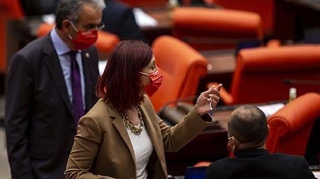 Bayrak ve Atatürk imzası bulunan maske takan CHP’li vekillere tepki