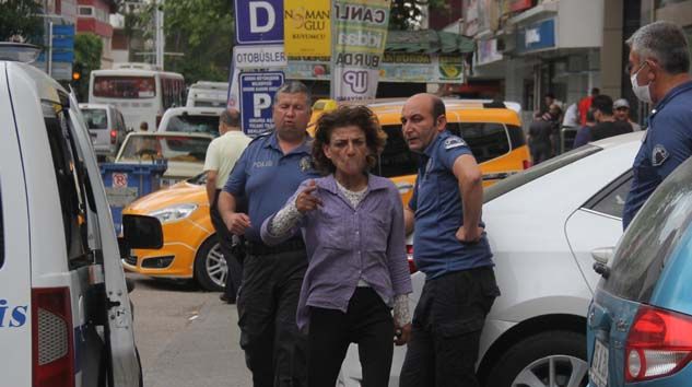 Sarhoş kadın taksiciye bıçak çekip aynalarını kırdı
