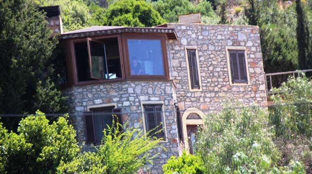 Firari Can Dündar’ın villasının kaçak bölümleri yıkılıyor