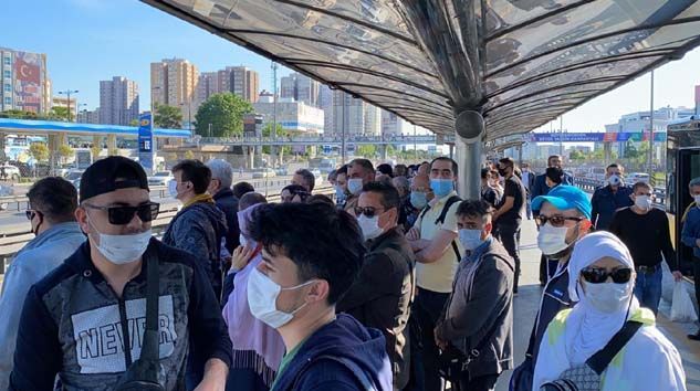 Metrobüsler ve duraklarda dikkat çeken yoğunluk