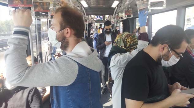 Metrobüs ve duraklarda sosyal mesafe hiçe sayıldı