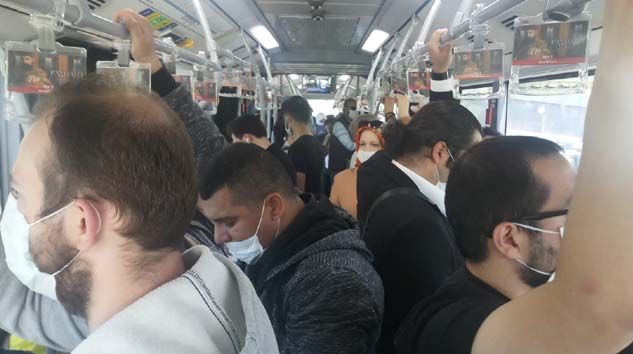 Metrobüs ve duraklarda sosyal mesafe hiçe sayıldı